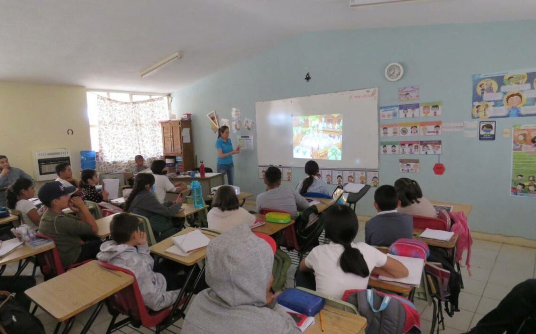 alumnos estudiantes salón de clases escuela primaria